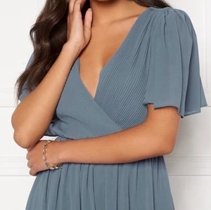 Helt ny klänning från Moments New York - Lappen är kvar och klänningen är helt oanvänd, bara testad. Otroligt fint fall och färgen är underbar!