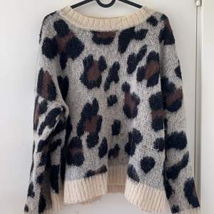 Jättefin stickad Leopard tröja som inte kommer till någon användning. Skicka för fler bilder. Frakt tillkommer<3