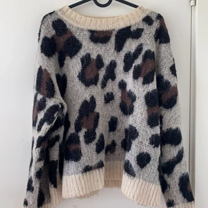 Leo tröja - Jättefin stickad Leopard tröja som inte kommer till någon användning. Skicka för fler bilder. Frakt tillkommer<3