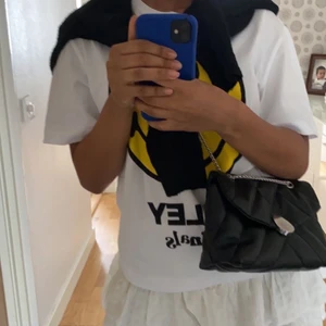 Väska - En jättefin väska från asos, som man kan ha på två olika sätt man kan även förkorta banden. Sparsamt använd, säljer nu för att vill köpa nya väskor. 