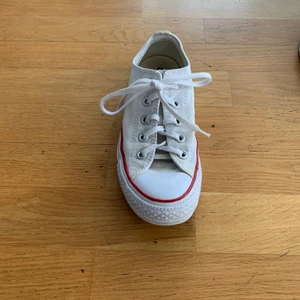 Jätte fina converse!✨ - Jätte fina Converse i stl 36,5! Skorna är i bra skick och  kostar 689 nya. Mitt pris är 200 ex frakt, frakten kostar 79! Hör gärna av dig om du vill ha fler bilder eller om du har någon fråga☺️