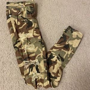 Jeans storlek 36 - Militärmönstrade jeans med hål på benen