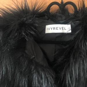 Jacka i fuskpäls från Ivy Revel! - Såå fin jacka som jag fått många komplimanger för! 