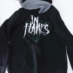 In Flames hoodie. Knappt använd. Strl S. 100:-