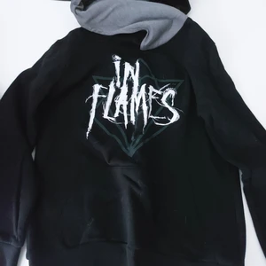 In Flames  - In Flames hoodie. Knappt använd. Strl S. 100:-