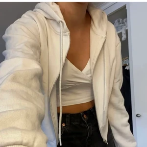 Vit Zip-up hoodie - Jag säljer denna vita zip up hoodien eftersom att den inte var i rätt storlek. Den är köpt här på Plick i storlek S och det är även där ifrån bilderna är lånade. Jag tänkte även sälja den för 160kr inklusive frakt. Aldrig använd utav mig förutom när jag provade den och inte så använd utan den föras ägaren heller vad jag vet. 