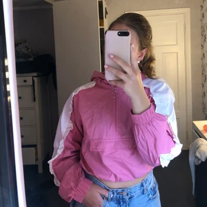 Helt ny jacka från nelly - En helt ny och oanvänd jacka från nelly (trend) med prislappen kvar i strl. 36. Jackan är rosa med vita volangliknande detaljer på ärmarna. Hör av dig vid frågor eller fler bilder.