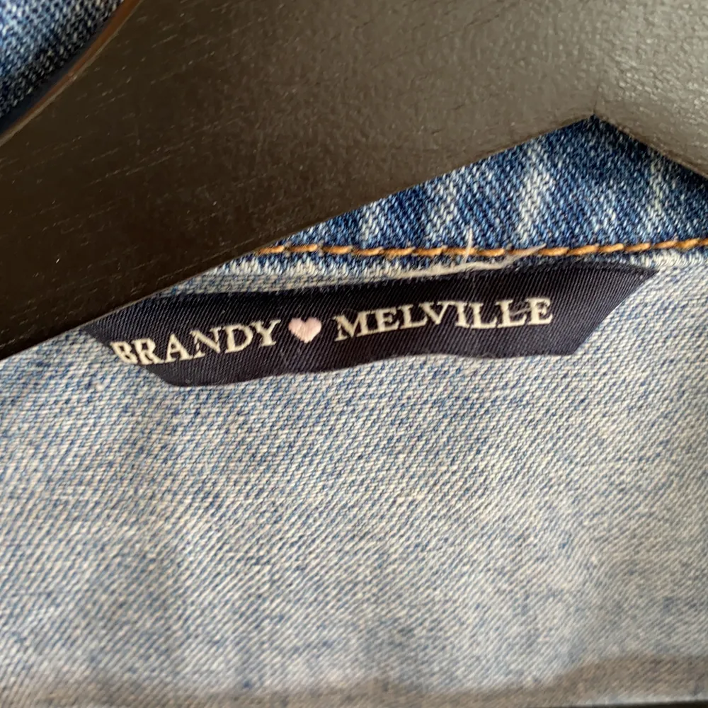 Säljer denna otroligt fina jeansjacka från Brandy Melville! (Priset kan diskuteras). Jackor.