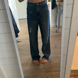 Zara jeans stl 38  - Säljer dessa mörkblåa high waisted jeans från Zara i storlek 38. Budgivning vid stort intresse! 