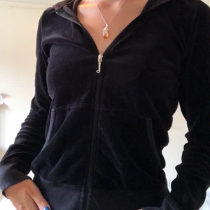Juicy Couture tröja - Säljer denna trendiga Juicy Couture zip-up!! Tröjan är som i nyskick och storleken är M, men den sitter mer som en S. Priset är 300kr (TRÖJAN ÄR SÅLD)