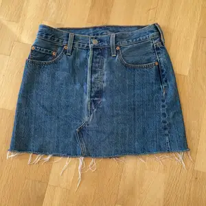 Snygg Levi’s jeans kjol i mycket bra skick, väldigt skön och bekväm och supersnygg nu på sommaren😻 köparen står för frakten!