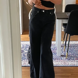 Svarta vida jeans - Populära jeans från weekday, i modellen ”ace”. I bra skick men har blivit lite små för mig… Jag betalar 20 kr av frakten