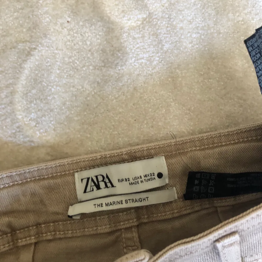Supersnygga beiga högmidjade jeans från Zara i storlek 32. Jag säljer dem för att jag inte får någon användning av dem!🥰 Frakt ingår ej i priset.. Jeans & Byxor.