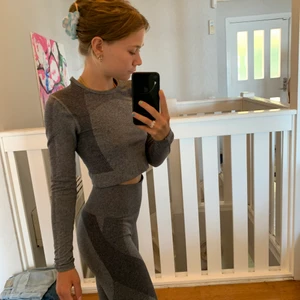 Grått träningsset - Grått träningset från HM, helt oanvänd i storlek S 