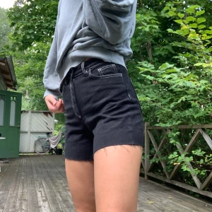Jeansshorts - Jeansshorts som jag klippt själv. Använt dem väldigt lite, så i fint skick! Kollar upp exakt fraktkostnad vid intresse 