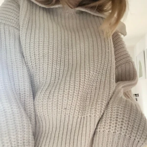 Tjock stickad tröja - En tjock stickad vit/beige tröja med krage från H&M. Knappt använd. 100kr+frakt