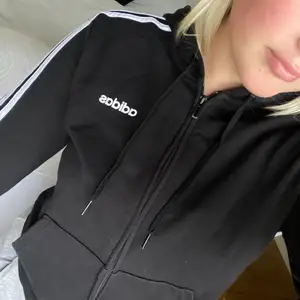 Tunn Adidas hoodie som passar strl M super. Använd max 5 gånger så i bra skick :)