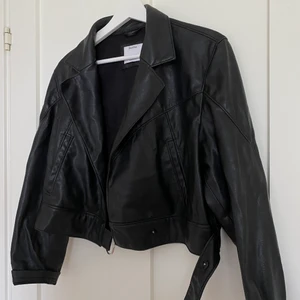 Jacka - Skinnjacka från Bershka. Storlek S. Bra skick, 7 av 10.