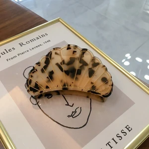 HÅRKLÄMMA🐚🐚🐚 - Sommarens absolut mest passande hårklämma kan nu bli din! Perfekt i alla lägen, både på stranden men också till sommarens alla festligheter!🐚🐚———————————————————————————————  Obs. Helt ny i paketering!!!🐚 Finns endast i begränsat antal! Fraktkostnad: 29kr  KÖP DIREKT HÄR ELLER VIA VÅR INSTAGRAM DM💌