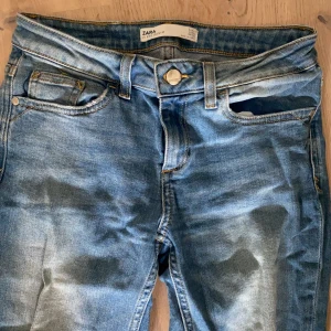 Zara  - Jeans från Zara i storlek 34