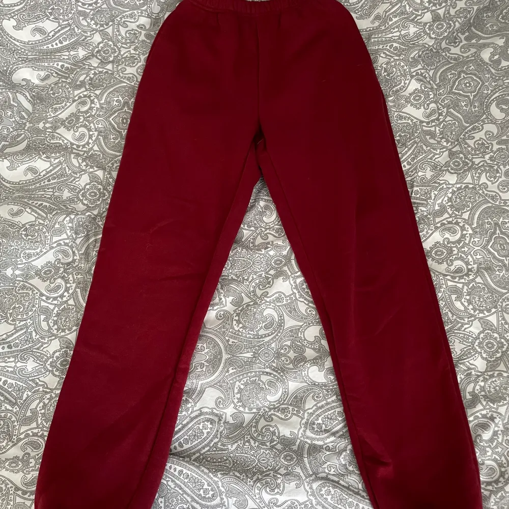 Oanvända mjukisbyxor från Gina Tricot, lappen är kvar. De är i färgen pomegrante i strl XXS. Köparen står för frakt.. Jeans & Byxor.