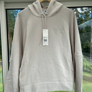 Y-3 hoodie från adidas - Nypris på denna är 1800kr. Finns S-M-L och alla ät nya och äkta