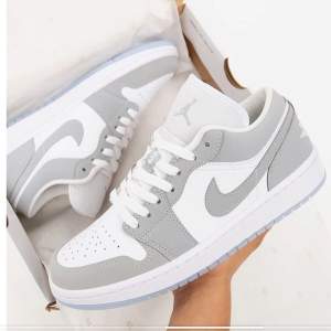 Helt nya oanvända Air Jordan 1 Low ”Wolf grey” , kartong medföljer