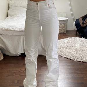 Säljer nu de populära vita zara jeansen då det inte kommer till någon användning längre. Storlek 36 och fullängd i fint skick. Frakt tillkommer❤️