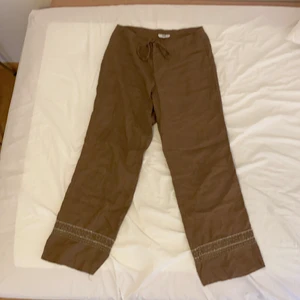 Bruna byxor med paljetter därnere.  - Bruna byxor med paljetter därnere från flash. Storlek S/36. Bra skick. Frakt tillkommer.