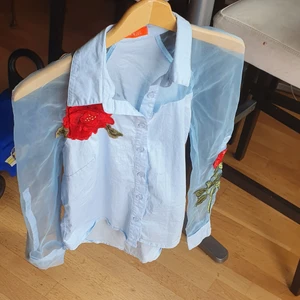 Unik 60 tals topp - Sitter jätte perfect på kroppen och matcherar med allt. Finns fler bilder 