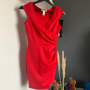 Klänning - Röd urringad klänning❤️