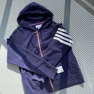 Thom Browne Hoodie - Thom Browne Hoodie  Skick: 7/10 lite urtvättad Storlek: 3 (M/L) Pris: 3.000kr (Nypris 8.500kr)  Fraktas på köparens bekostnad om inget annat har sagts   //Patrik