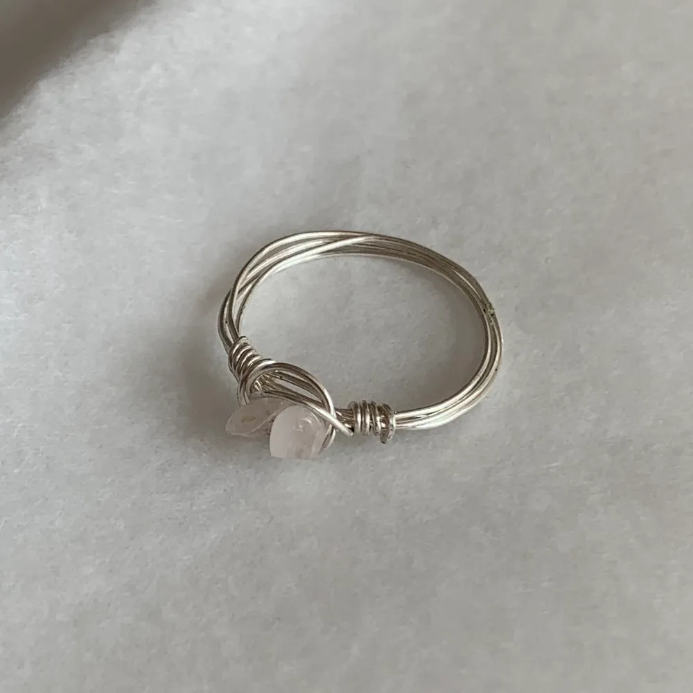 Handgjord ring med rosenkvarts. 18mm i innerdiameter. Fri frakt. Tråden är silverpläterad.. Accessoarer.