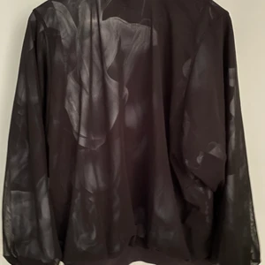 Tunn jacka från adidas  - En tunn svart/grå jacka från adidas i storlek uk12✨