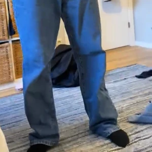 pösiga tommy jeans - köpta på beondretro i sommras, jätte sköna och stora sitter as bra på ngn med strl s-l (skärp löser) 