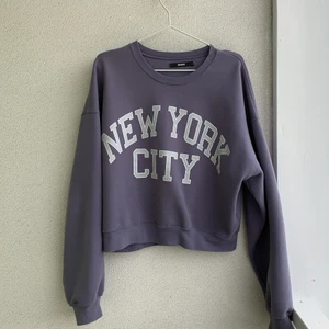 Lilablå sweatshirt - en superfin lilla/blå sweatshirt, med tryck. Köpt från bikbok för 299 kr, den är använd kanske tre ggr. Är i jättefint skick! Om flera blir intresserade blir det budgivning. 