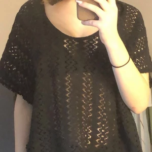 Strandponcho - Svart strandponcho som man knyter i ryggen. Aldrig använd, köparen står för frakt 