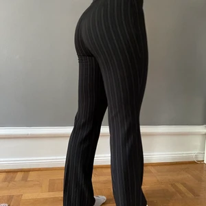 Randiga kostymbyxor  - Ett par randiga kostymbyxor med gula och vita streck, säljer pga för små (jag har storlek M i vanliga fall och är 170)