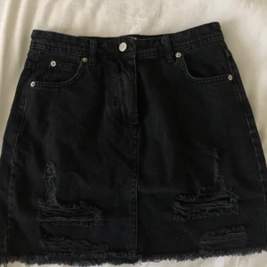 Svart jeanskjol - Svart jeanskjol i strl S från madlady som endast är testad då jag tycker den sitter lite för tight runt mina höfter💓