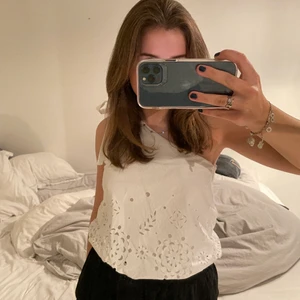 Zara blus - Superfin blus ifrån zara som är ”one shoulder”✨ nästintill oanvänd🤎