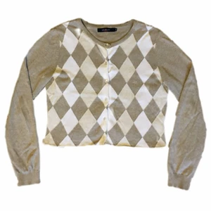 Argylekofta - Kofta i beige och vitt argylemönster. Jag har själv kroppar koftan så den slutar under naveln (och är därför inte sydd proffesionellt nertill). I storlek M från märket Park Lane, så mysig till hösten! Skriv för frågor eller fler bilder!