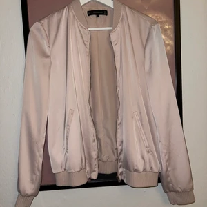 Tunn jacka zara  - Strl S knappt använd 