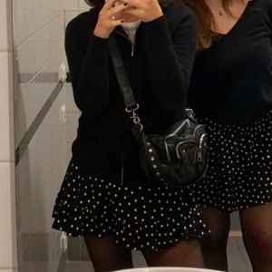 Soft goat - Svart kashmir zip hoodie från Soft Goat i storlek M, bra skick! Skriv om du har frågor eller vill ha fler bilder💕:) Nypris: 2100kr