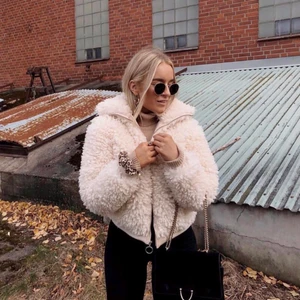 Jacka vit - Fluffig jacka från bikbok i storlek S