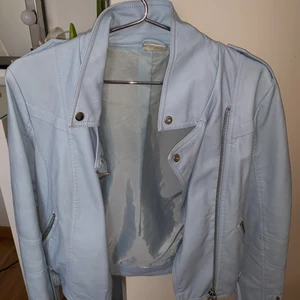 Läderjacka Cubus - Jättefin ljusblå läderjacka som knappt kommit till användning då den är för stor för mig! :( storlek 38!!! 
