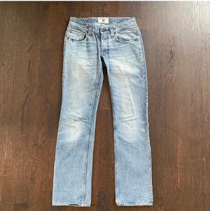 Lågmidjade jeans - Säljer ett par skit snygga tiger of sweden jeans i straigt modell!!💕 De är inte använda så de är som nya. Innerbenslängden är 80cm och midjan är 37cm mätt tvärs över (dvs inte omkrets). De är lite för små för mig därav ingen bild på, bud från 300kr (de kostar ca 1400kr original)