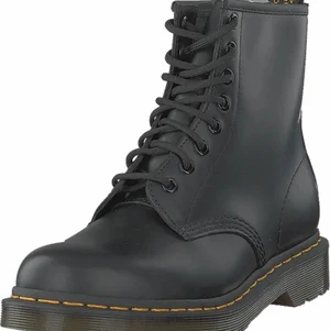 Dr martens 1460 black - Storlek 39 Använda ca 1 år men i toppenskick. Insmorda och impregnerade regelbundet. Originalansnörning och sulor. 800kr, frakt tillkommer #drmartensblack
