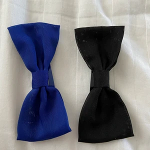 Hårklämmor - Söta klämmor att sätta i håret med rosetter 💙🖤 Ganska stora, och i jättefint skick! Piffar upp frisyren superlätt 🥰🌟🌷 Säljes tillsammans endast. 