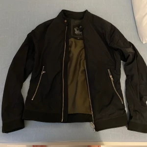 Diesel - Säljer min vårjacka som jag längre inte använder så den blivit. För liten för mig.