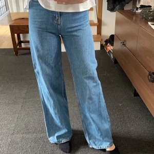 Jeans från Zara - Säljer mina Zara jeans som jag älskar men börjar bli försmå för mig nu, dessa har jag haft ett tag men mycket fina ändå. Nypris 399kr och i storlek 34🥰  (Köparen står för frakten)